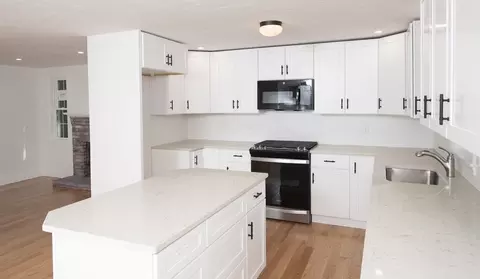 Kitchen - 7 Warwick Way, Mashpee, MA 02649 photo 4 of 5