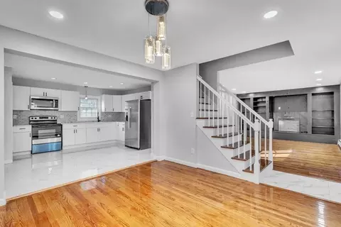 Entry Way - 281 Newton Rd, Springfield, MA 01118 photo 1 of 5