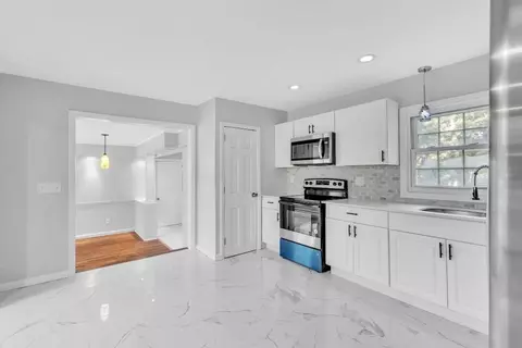 Entry Way - 281 Newton Rd, Springfield, MA 01118 photo 3 of 5