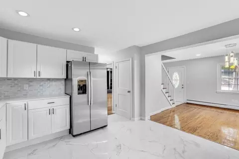 Entry Way - 281 Newton Rd, Springfield, MA 01118 photo 4 of 5