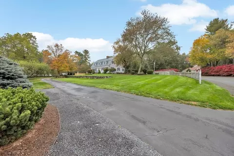 Exterior - 926 N Main St, Raynham, MA 02767 photo 5 of 8
