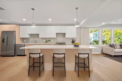 5205 Washington #303, West Roxbury, MA 02132