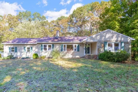 29 Hartford St, Dover, MA 02030