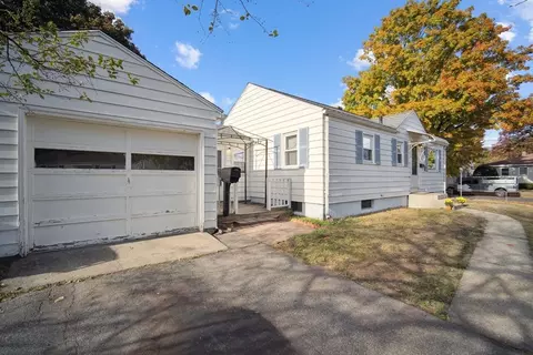 30 Ellen St, Springfield, MA 01104 photo 2
