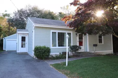 91 Bellview Ave, Tiverton, RI 02878