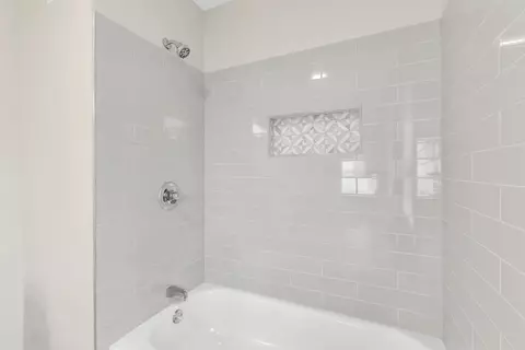 Bath - 125 Yale St, Springfield, MA 01109 photo 5 of 6