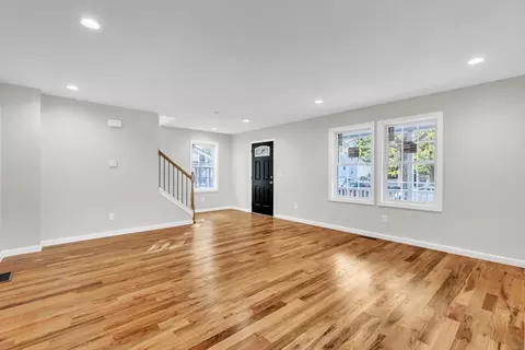Living - 125 Yale St, Springfield, MA 01109 photo 2 of 7