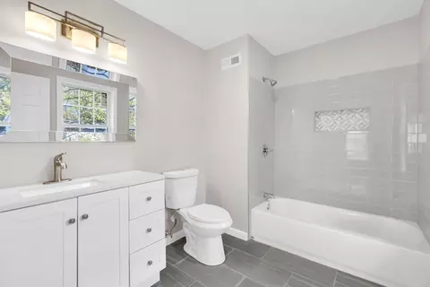 Bath - 125 Yale St, Springfield, MA 01109 photo 4 of 6