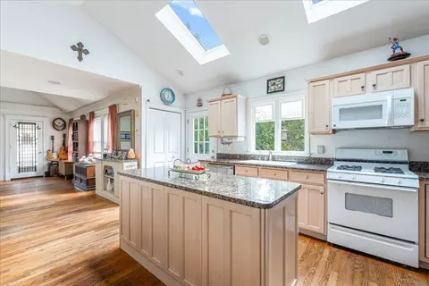 125 Spring St, Hanover, MA 02339 photo 3