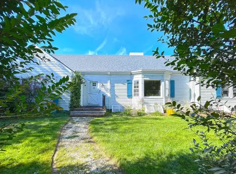 19 Harbor St, Dartmouth, MA 02748