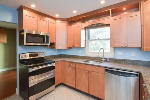 Kitchen - 9 Thistle Ln #91, Worcester, MA 01602 photo 2 of 4