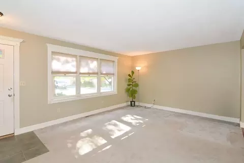 Living - 9 Thistle Ln #91, Worcester, MA 01602 photo 1 of 6