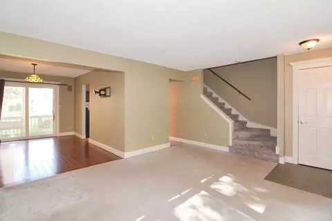 Living - 9 Thistle Ln #91, Worcester, MA 01602 photo 3 of 6