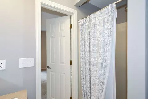 Bath - 9 Thistle Ln #91, Worcester, MA 01602 photo 2 of 5