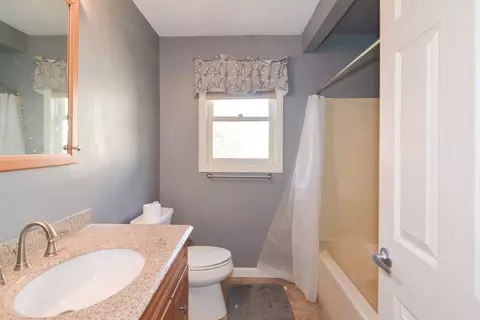 Bath - 9 Thistle Ln #91, Worcester, MA 01602 photo 4 of 5