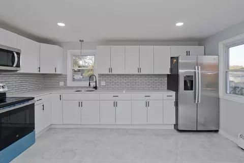 28 Florida Dr, Agawam, MA 01001