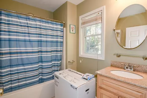 Bath - 11 Quaboag St #B, Warren, MA 01083 photo 2 of 4