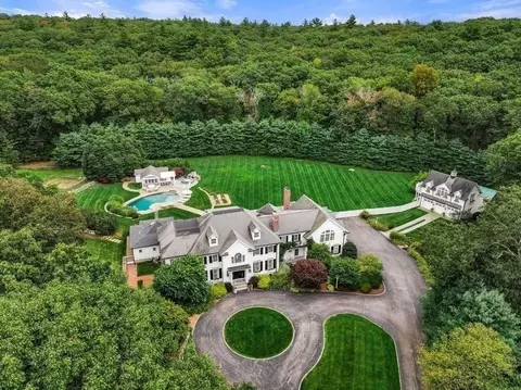 8 Hamlins Xing, Dover, MA 02030