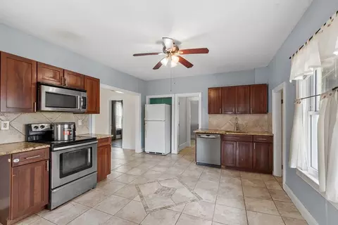 Entry Way - 15 Wright St, Gardner, MA 01440 photo 1 of 4