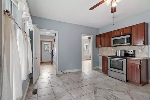 Entry Way - 15 Wright St, Gardner, MA 01440 photo 4 of 4