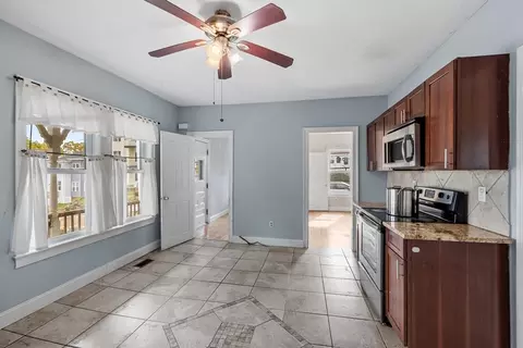 Entry Way - 15 Wright St, Gardner, MA 01440 photo 3 of 4