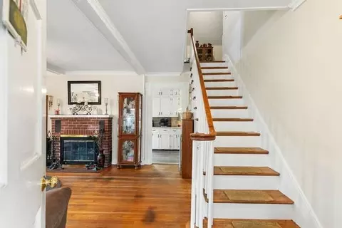 Entry Way - 2 Winchester Ct, Gloucester, MA 01930 photo 2 of 6