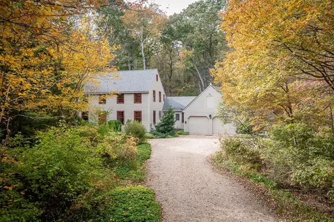 10 Hidden Ledge Rd, Manchester, MA 01944