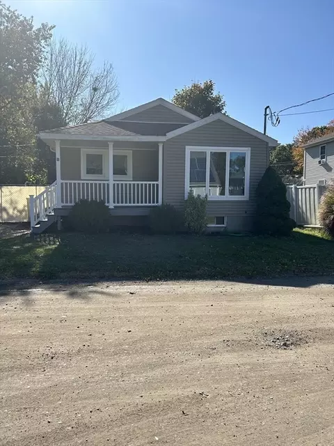 8 Bow St, Halifax, MA 02338