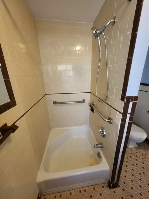 Bath - 455 Boston Rd, Sutton, MA 01590 photo 2 of 4