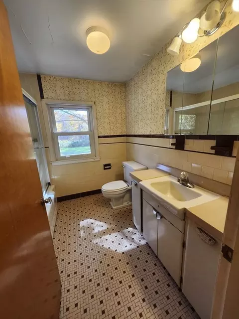 Bath - 455 Boston Rd, Sutton, MA 01590 photo 3 of 4