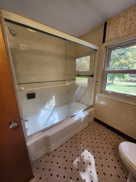 Bath - 455 Boston Rd, Sutton, MA 01590 photo 4 of 4