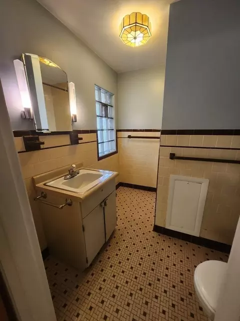 Bath - 455 Boston Rd, Sutton, MA 01590 photo 1 of 4