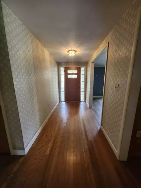 Entry Way - 455 Boston Rd, Sutton, MA 01590 photo 2 of 4