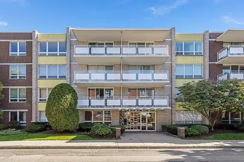 41 Park St #304, Brookline, MA 02446