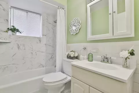 Bath - 3 Richardson St #E1, Wakefield, MA 01880 photo 1 of 1