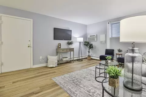 Living - 3 Richardson St #E1, Wakefield, MA 01880 photo 1 of 3
