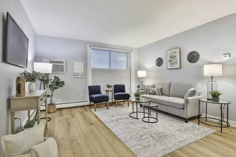 Living - 3 Richardson St #E1, Wakefield, MA 01880 photo 2 of 3