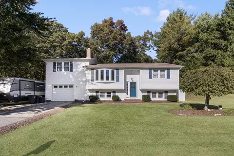 18 Peace Pipe Trl, Smithfield, RI 02917