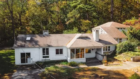 430 Mohawk Trl, Greenfield, MA 01301