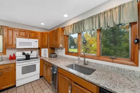6 Clover Cir, Reading, MA 01867 photo 9