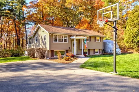29 Sleigh Rd, Chelmsford, MA 01824