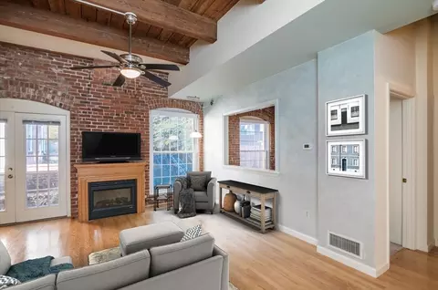 124 College St #8, South Hadley, MA 01075