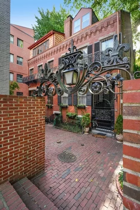 4 Lyndeboro Pl, Boston, MA 02116