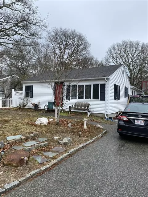 128 Shorewood Dr, Falmouth, MA 02536