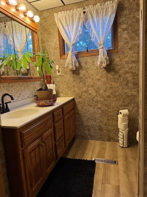 20 Central Ave, Freetown, MA 02702 photo 5