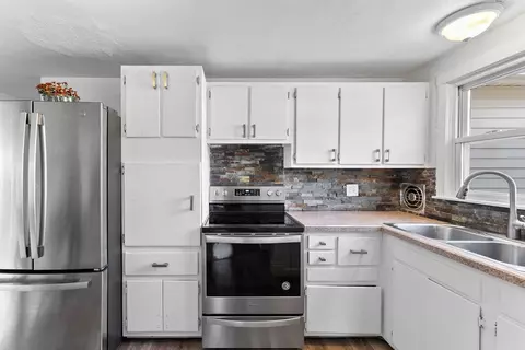 361 Newhouse St, Springfield, MA 01118