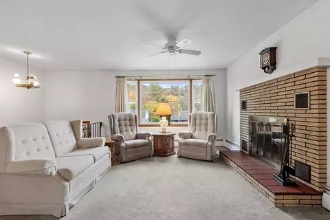 Living - 236 Ash St, Gardner, MA 01440 photo 2 of 3