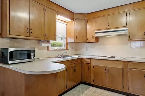 Kitchen - 236 Ash St, Gardner, MA 01440 photo 2 of 5