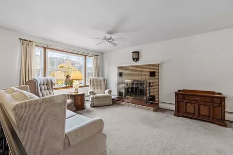 Living - 236 Ash St, Gardner, MA 01440 photo 1 of 3