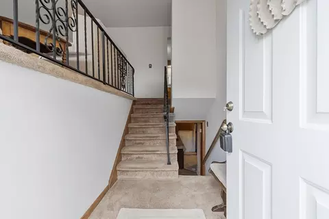 Entry Way - 236 Ash St, Gardner, MA 01440 photo 2 of 2